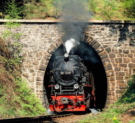 Dampfzug fährt aus Tunnel